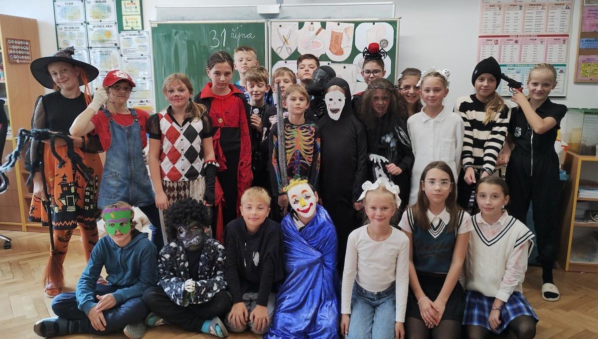 Halloweenský den plný zábavy a her, připomenutí blížících se dušiček.